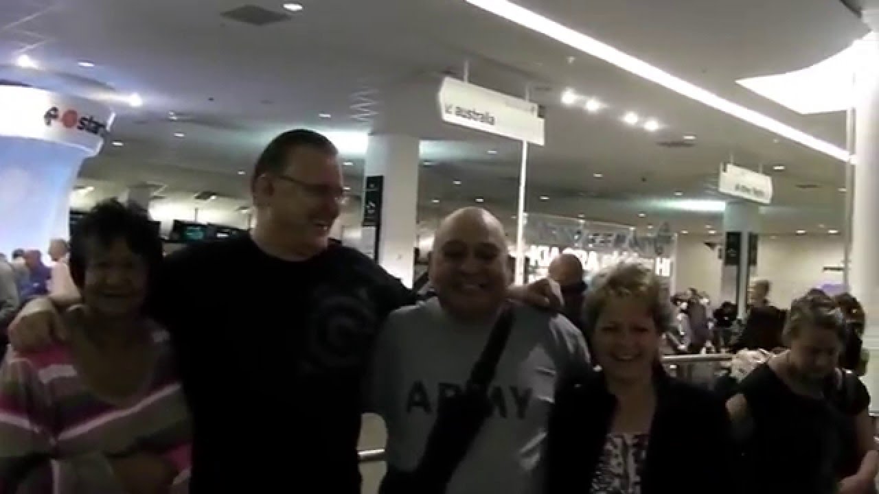 2011 New Zealand   Airport Cousins